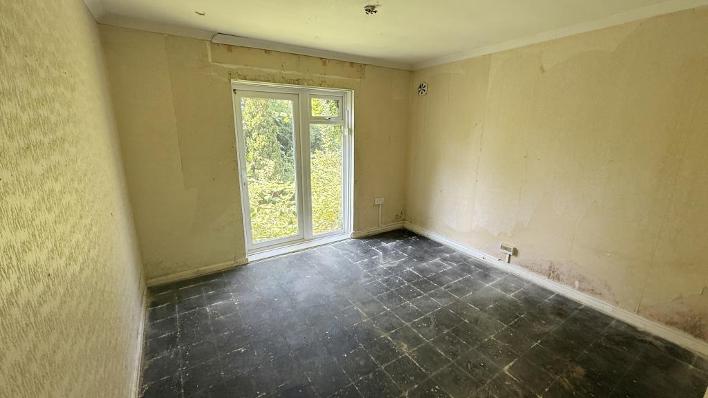 Lot: 29 - SEMI-DETACHED BUNGALOW IN NEED OF REFURBISHMENT - Internal image of bedroom one